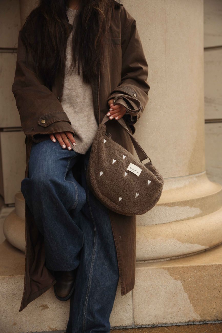 Módní ledvina Studio Noos s ikonickými srdíčky.