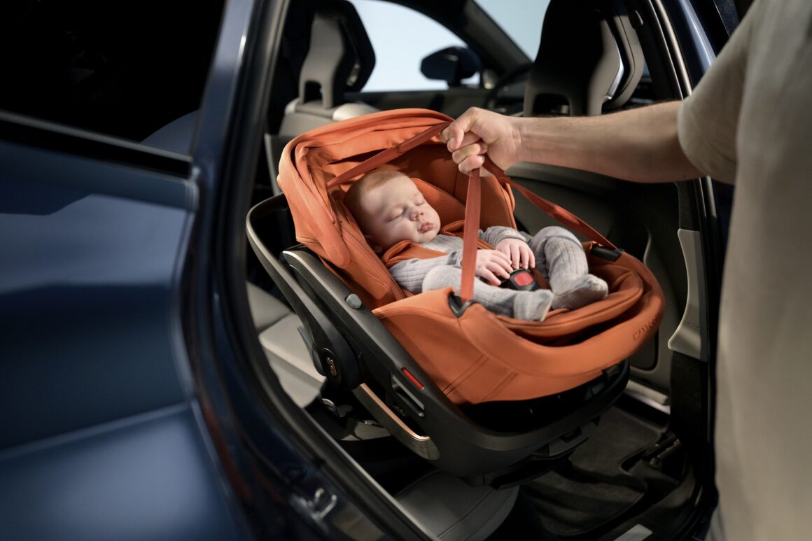 Maxi-Cosi Coral Slide Pro díky nosiči jednoduše vyndáte z vozidla